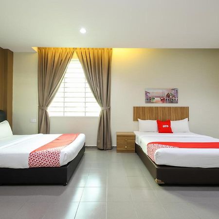 Oyo 89839 Riaz Hotel Malacca Exterior photo