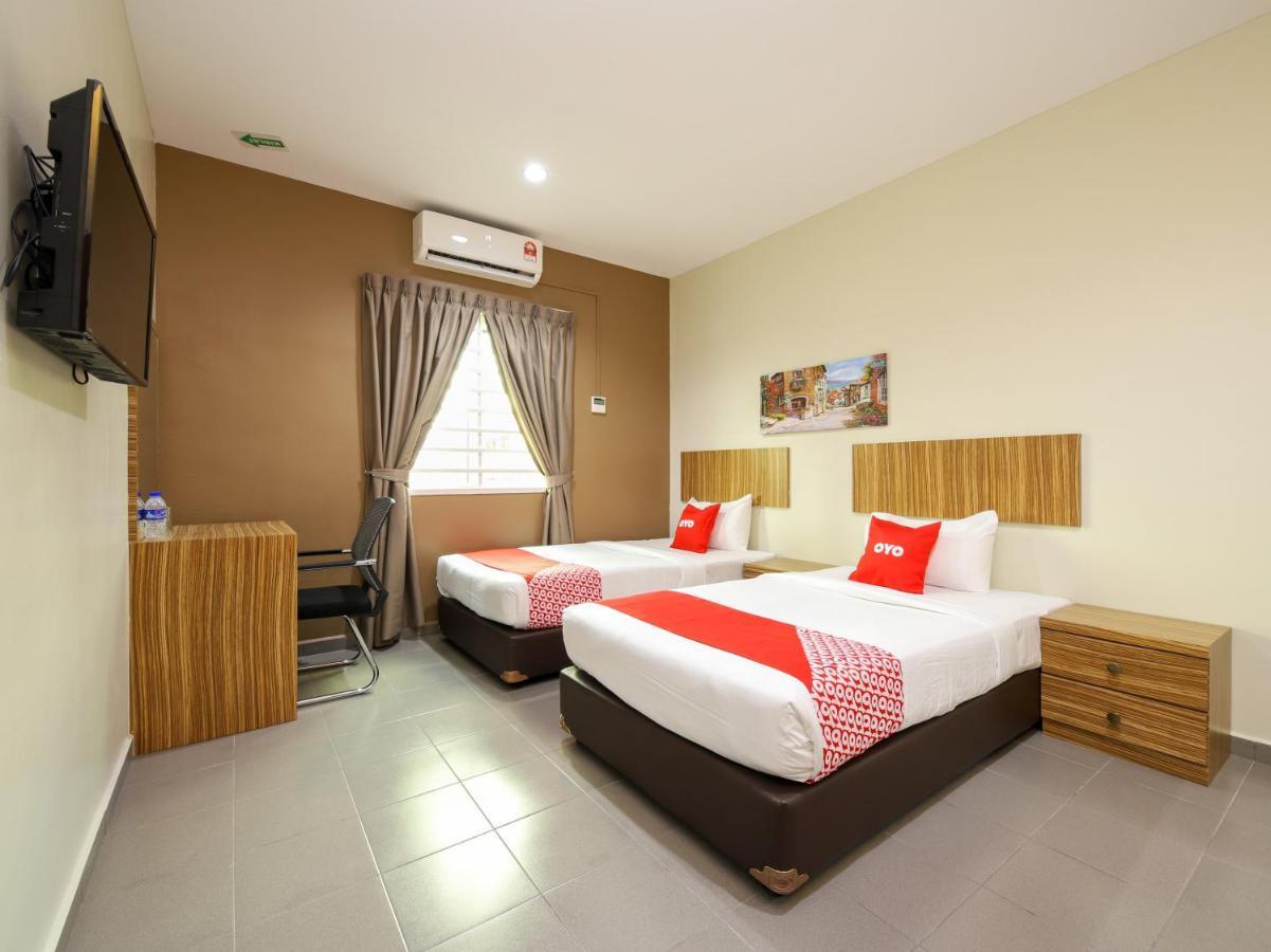 Oyo 89839 Riaz Hotel Malacca Exterior photo