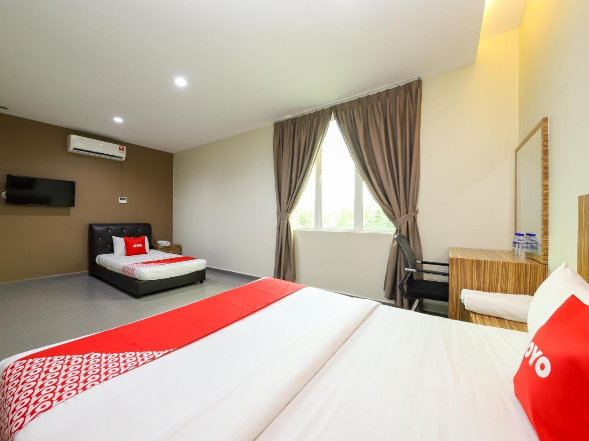 Oyo 89839 Riaz Hotel Malacca Exterior photo